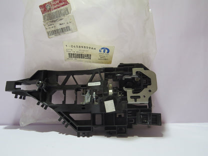 Suporte Maçaneta Dianteira Lado Esquerdo Freemont 2012/2016 Original Fiat K04589859AH