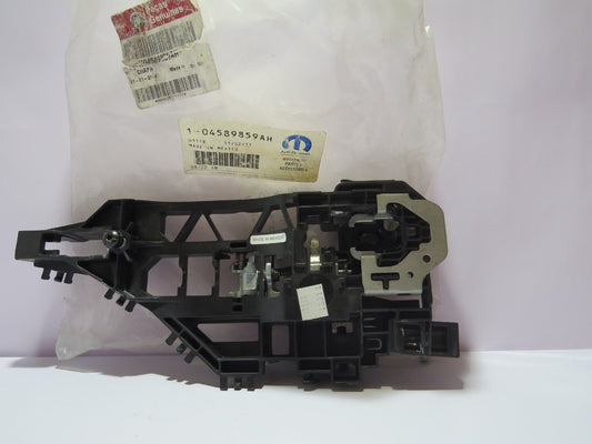 Suporte Maçaneta Dianteira Lado Esquerdo Freemont 2012/2016 Original Fiat K04589859AH