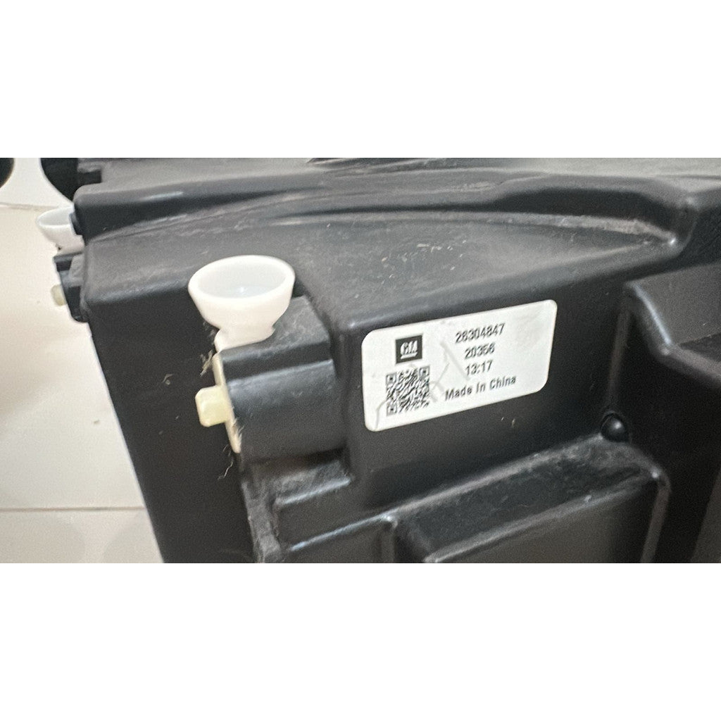 Par de Farol Cherolet GM Tracker 2021 a 2025 Original