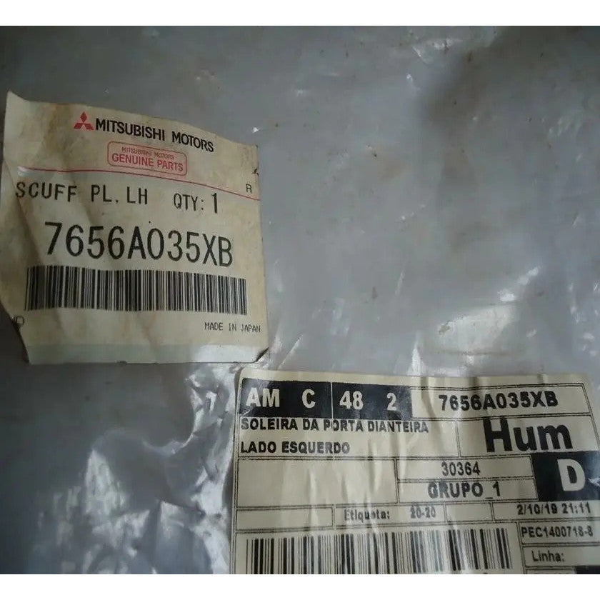 Placa Soleira Dianteira Esquerda Sport – Mitsubishi Outlander